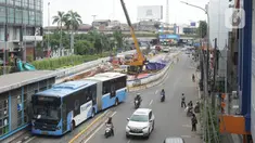 Suasana proyek pembangunan underpass Senen Extension di kawasan Senen, Jakarta, Kamis (13/2/2020). Proyek yang menelan anggaran mencapai Rp 121,1 miliar dan ditargetkan selesai pada Desember 2020 itu diharapkan dapat mengurai kemacetan di kawasan tersebut. (Liputan6.com/Immanuel Antonius)