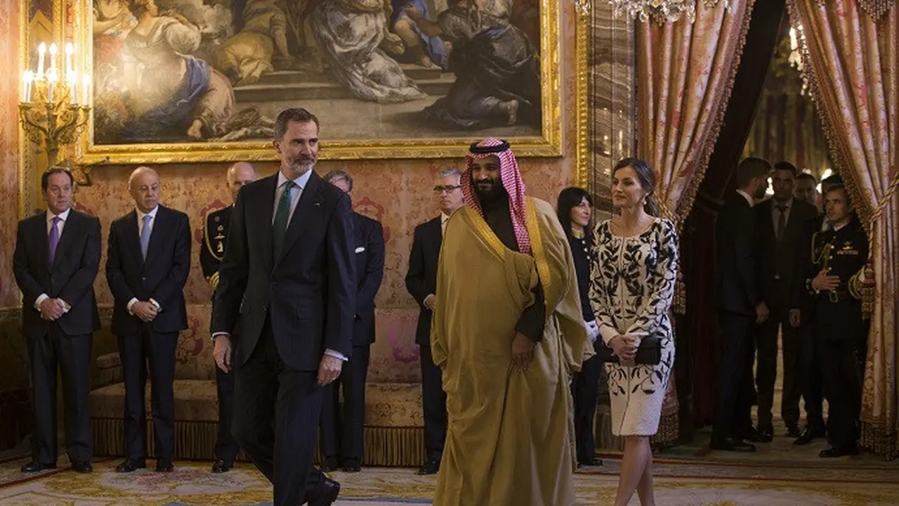 Raja Felipe VI bersama dengan Pangeran Mohammed bin Salman dan Ratu Letizia di Madrid
