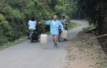 Kekeringan, kakek di Malang rela jalan kaki 2,5 km demi air bersih