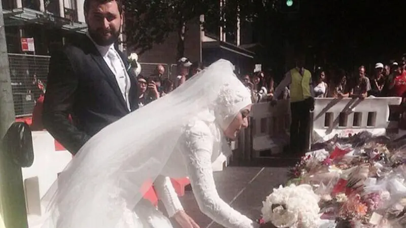 Pengantin muslim meletakkan bunga di lokasi penyanderaan Sydney