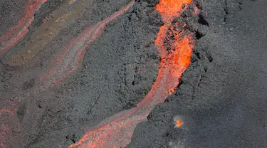 Foto udara yang diambil pada tanggal 2 Juli 2023 ini menunjukkan pemandangan letusan gunung berapi Piton de la Fournaise di pulau La Reunion. (Richard BOUHET / AFP)