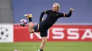 Gelandang RB Leipzig, Emil Forsberg mengontrol bola saat mengikuti sesi latihan di stadion Luz di Lisbon (17/8/2020). Leipzig akan bertanding melawan PSG pada semifinal Liga Champions. (David Ramos/Pool via AP)