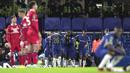 Para pemain Chelsea merayakan gol yang dicetak oleh Axel Disasi ke gawang Middlesbrough dalam laga leg kedua semifinal Carabao Cup 2023/2024 yang digelar di Stamford Bridge, Rabu (24/1/2024). Di final, The Blues akan menghadapi pemenang laga semifinal lain yang mempertemukan Fulham vs Liverpool. (AP Photo/Kin Cheung)