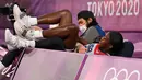 Jacquelyn Young dari AS jatuh di luar lapangan saat pertandingan bola basket 3x3 putaran pertama Olimpiade Tokyo 2020 antara AS dan Prancis di Aomi Urban Sports Park di Tokyo, pada 24 Juli 2021. (Andrej ISAKOVIC / AFP)