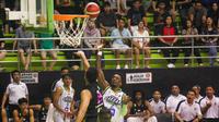 Momen Pacific Caesar takluk 83-95 saat menjamu Bali United Basketball di GOR Pacific Caesar, Surabaya, Minggu (26/5/2024) malam. (Bola.com/Aditya Wany)