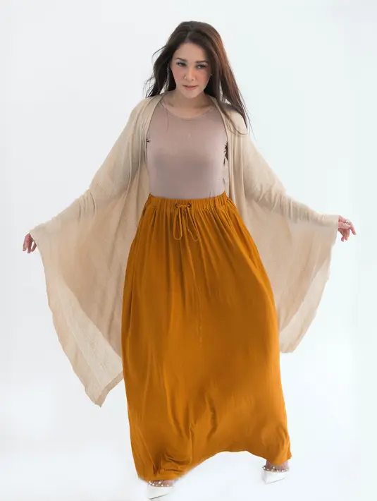 Maia Estianty menemukan inspirasi busananya kali setelah pulang dari tanah suci. (Wardrobe by Kayara. Desmond Manulang/Bintang.com)