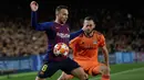 Pemain Barcelona Arthur mengontrol bola di bayangi pemain Olympique Lyon, Lucas Tousart pada leg kedua 16 besar Liga Champions di Camp Nou, Rabu (13/3). Barcelona menaklukkan Olympique Lyon dengan skor telak 5-1. (AP /Emilio Morenatti)