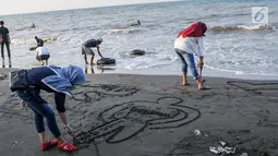 Pengunjung bermain pasir di Pantai Randusanga Indah, Brebes, Jawa Tengah, Minggu (2/7). Pantai Randusanga Indah menjadi salah satu destinasi wisata bagi para pemudik yang melewati jalur Pantura. (Liputan6.com/Faizal Fanani)