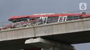 Gerbong kereta LRT yang mengalami kecelakaan beberapa waktu lalu di ruas Cibubur-TMII, Jakarta, Jumat (29/10/2021). Pekerjaan evakuasi akan dilaksanakan setiap pukul 22.00-04.00 WIB pada tanggal 29-30 Oktober 2021 dan 1-3 November 2021. (Liputan6.com/Herman Zakharia)
