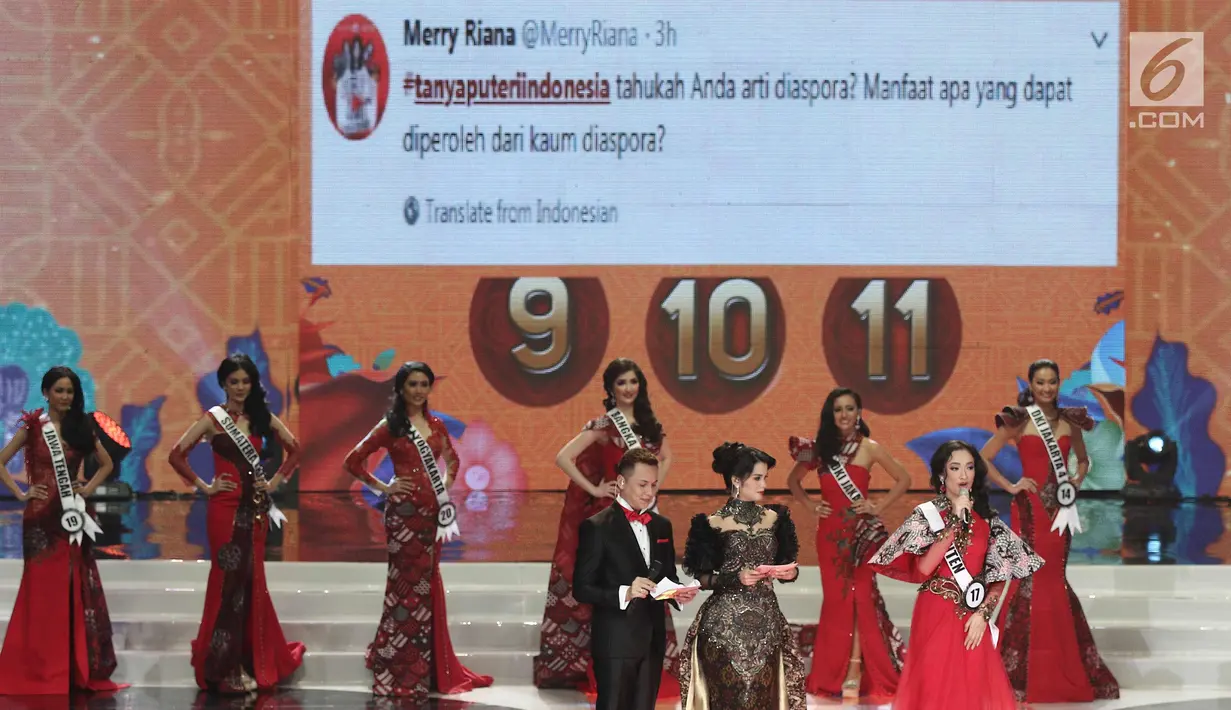 Finalis Puteri Indonesia asal Banten menjawab pertanyaan dari Twitter Merry Riana pada Malam Puncak Puteri Indonesia 2018 di JCC, Jakarta, Jumat (9/3). (Liputan6.com/Herman Zakharia)