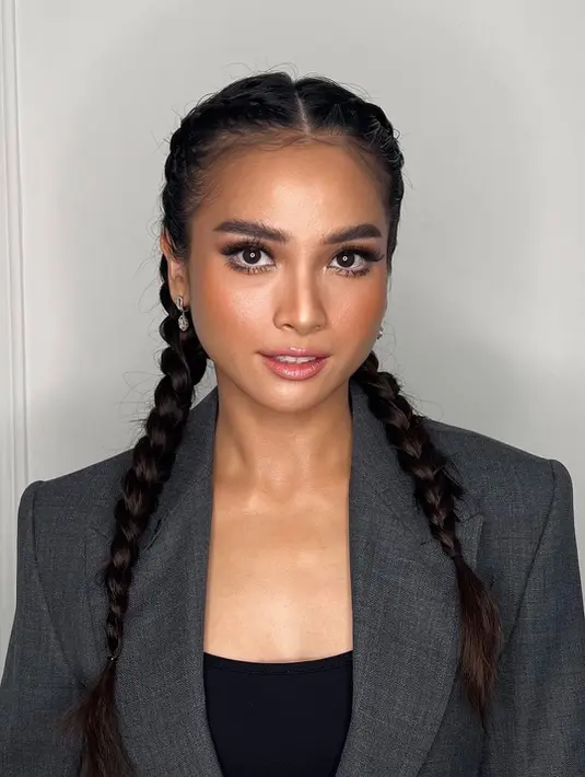 Ibu satu anak itu dipulas dengan smokey eye yang tajam dengan highlighter yang tegas di wajah [@bumiauw]