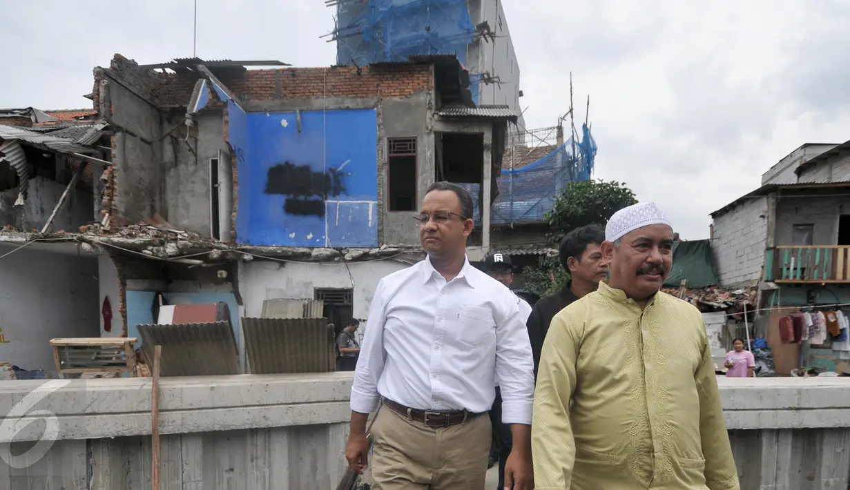 Cagub DKI Jakarta, Anies Baswedan melihat kondisi pemukiman warga di bantaran Kali, Krukut Lio, Jakarta Barat, Kamis (3/11). Kepada warga, Anies berjanji memprioritaskan penataan wilayah tanpa melanggar prinsip kemanusiaan. (Liputan6.com/Yoppy Renato)