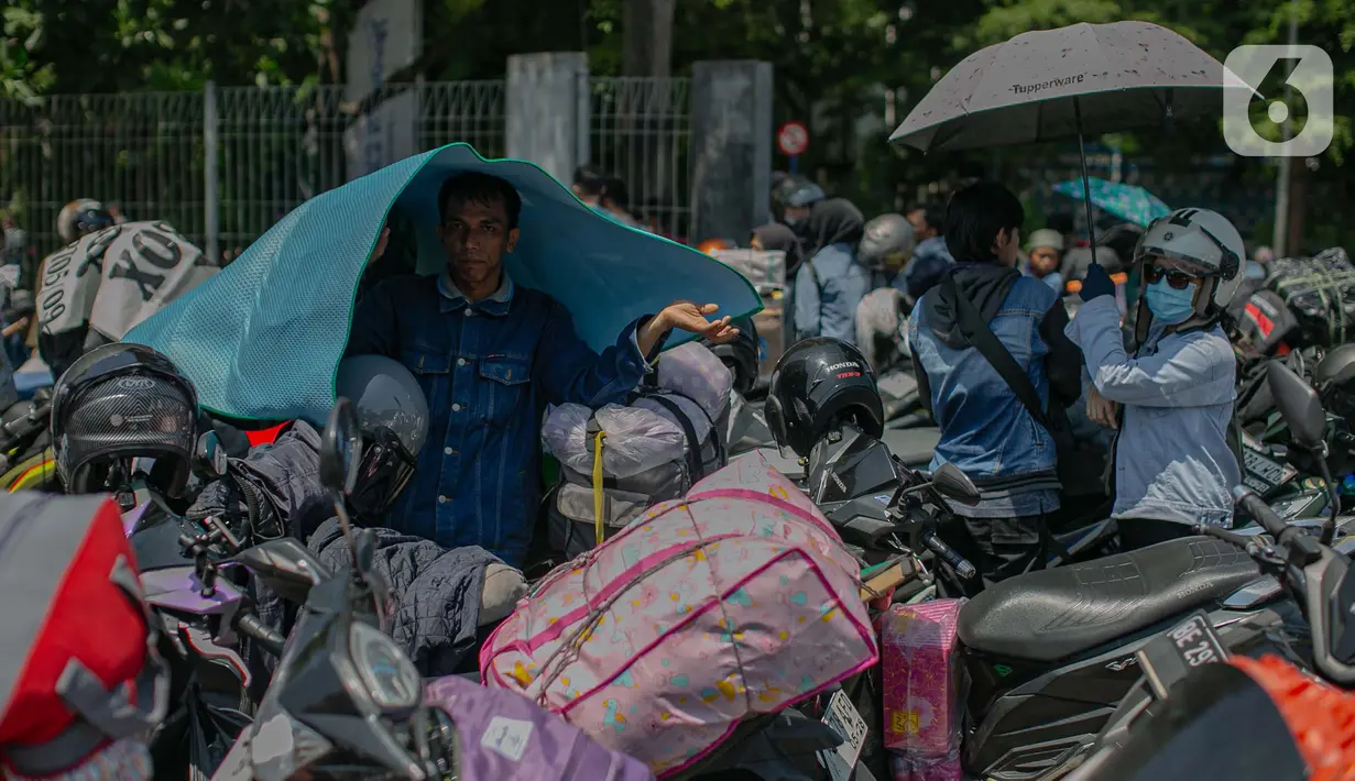 Panas matahari yang menyengat membuat pemudik memilih meninggalkan motor untuk berteduh. (Liputan6.com/Angga Yuniar)