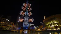 Kembang api meledak dari Burj Khalifa pada perayaan Tahun Baru di Dubai, Uni Emirat Arab, 31 Desember 2021. Burj Khalifa menyambut Tahun Baru 2022 dengan pesta kembang api yang menakjubkan. (STRINGER/AFP)