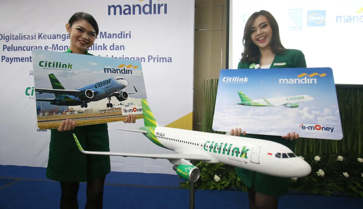 Pramugari menunjukan kartu e-mony berlogo pesawat Citilink saat peluncuran transaksi pembayaran dengan e-Money di Jakarta, Kamis (19/10). Uang elektronik ini membantu pelanggan memudahkan transaksi layanan produk penerbangan. (Liputan6.com/Angga Yuniar)