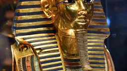 Topeng emas Raja Tutankhamun diperlihatkan di museum Mesir di Kairo, Rabu (16/12). Topeng bersejarah yang berusia 3.300 tahun itu ditunjukkan kepada wartawan setelah sebelumnya lebih dari dua bulan diperbaiki di bagian jenggotnya. (AFP/MOHAMED EL-SHAHED)