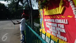 Warga berselfie foto di depan kantor PSSI di kawasan Stadion Gelora Bung Karno, Jakarta, Sabtu (27/2/2016). Seseorang mengatasnamakan pecinta sepak bola mengirimi ucapan selamat kepada PSSI. (Liputan6.com/Helmi Fithriansyah)