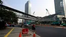 Suasana pembongkaran Jembatan Penyebrangan Orang (JPO) di Kawasan Bundaran HI, Jakarta, Senin (30/7). JPO yang sempat menimbulkan kontreversi itu dirobohkan karena alasan keindahan dan tak ramah penyandang disabilitas. (Liputan6.com/Johan Tallo)