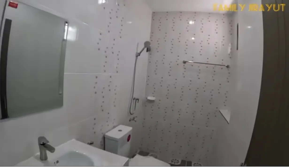 Kamar mandi Jirayut tampak bersih dengn dinding full keramik. Rumah Jirayut ini terdapat tiga kamar tidur. Rumah pun masih tampak kosong belum ada parabot yang dimasukkan. [Youtube/FAMILY JIRAYUT]