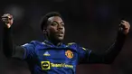 Penyerang Manchester United, Anthony Elanga melakukan selebrasi usai mencetak gol ke gawang Atletico Madrid pada pertandingan leg pertama babak 16 besar Liga Champions di Stadion Wanda Metropolitano, Kamis (24/2/2022). Atletico bermain imbang atas Manchester United 1-1. (AP Foto/Manu Fernandez)