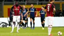 Ekspresi pemain AC Milan, Tiemoue Bakayoko (kiri) dan Gonzalo Higuain setelah pemain Inter Milan, Mauro Icardi mencetak gol ke gawang mereka pada laga Serie A di Stadion San Siro, Milan, Italia, Minggu (21/10). (AP Photo/Antonio Calanni)