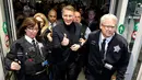 Mantan gelandang Manchester United, Bastian Schweinsteiger menyapa para penggemar setibanya di Bandara Internasional O'Hare, Chicago, Selasa (28/3). Kedatangan Schweinsteiger untuk bergabung dengan klub MLS, Chicago Fire. (AP Photo/Charles Rex Arbogast)