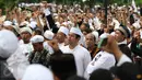 Massa dari ormas Islam berorasi menyampaikan kecaman terhadap Basuki Tjahaja Purnama di Balai Kota Jakarta, Jumat (14/10). Mereka berdemonstrasi terkait pernyataan Ahok yang dinilai menyinggung satu golongan masyarakat. (Liputan6.com/Immanuel Antonius)