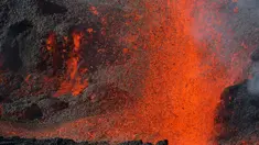 Semburan lava pijar dari Gunung Piton de la Fournaise, La Reunion, Prancis, Rabi (1/2). Gunung tersebut kembali meletus pada Selasa (31/1) malam waktu setempat dan terus menyemburkan lava pijar. (AFP Photo/Richard Bouhet)