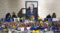 Potret pemilik Leicester City Vichai Srivaddhanaprabha yang tewas dalam kecelakaan helikopter dipajang di luar Stadion King Power, Inggris, Senin (29/10). (Paul Ellis/AFP)