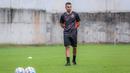 <p>Pelatih baru Persija Jakarta, Carlos Pena memimpin latihan perdana yang berlangsung di Nirwana Park, Bojongsari, Sawangan, Sabtu (29/06/2024). (Bola.com/Bagaskara Lazuardi)</p>
