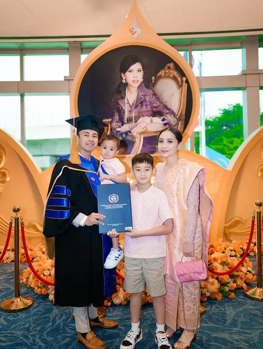 Nagita Slavina pilih tampilan serba pink saat dampingi Raffi Ahmad terima gelar doktor [@raffinagita1717]