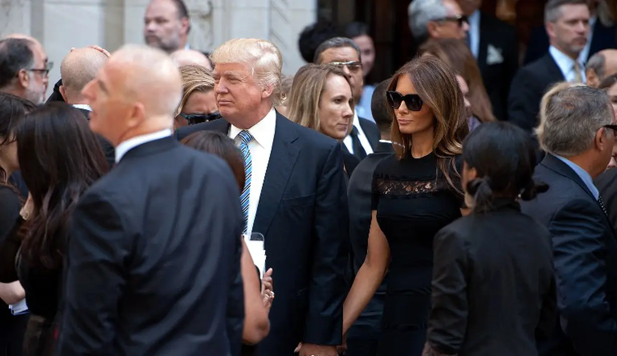 Pengusaha terkenal Donald Trump dan istrinya, Melania, menghadiri pemakaman komedian Joan Rivers di Temple Emanu-El, New York, Minggu (7/9/14). (D Dipasupil/Getty Images/AFP) 