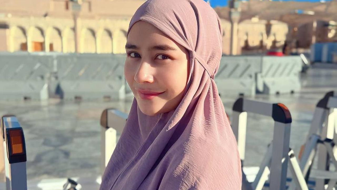 Tampil Dengan Hijab dan Gamis Berwarna Pink Mauve