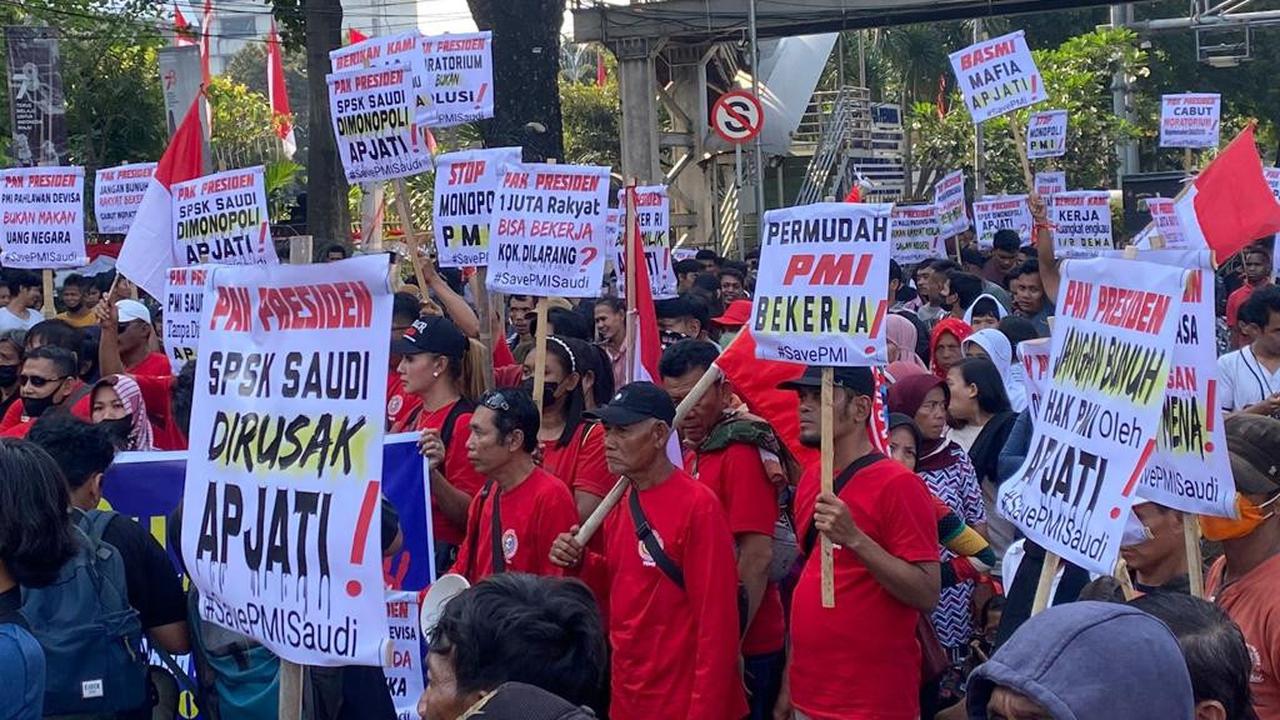 Solidaritas Perjuangan Pekerja Migran Indonesia (yang terdiri dari mahasiswa, PMI dan Keluarga, dan NGO) berkumpul di depan Patung Kuda, Monas, Jakarta pada Senin 31 Juli 2023. Mereka meminta Presiden RI Joko Widodo (Jokowi) untuk merevisi sejumlah undang