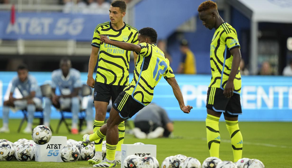 Tiga pemain Arsenal (dari kiri) Jakub Kiwior, Jurrien Timber dan Folarin Balogun saat mengikuti kontes shooting challenge dalam MLS All-Stars Skills Challenge menghadapi tim MLS All-Stars di Washington, Amerika Serikat, Selasa (18/7/2023) waktu setempat. (AP Photo/Alex Brandon)
