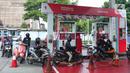 Sejumlah pengendara motor antre mengisi BBM di SPBU di Jakarta, Selasa (3/1/2023).Selain menurunkan harga Pertamax, pemerintah juga menurunkan harga Pertamax Turbo (RON 98) yang turun harga dari Rp15.200 per liter menjadi Rp14.180 per liter sejak penyesuaian harga terakhir. (Liputan6.com/Angga Yuniar)