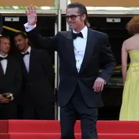 Setelah digugat cerai Angelina Jolie, sosok Brad Pitt memang sudah jarang terlihat lagi di masyarakat. Namun belum lama Pitt kembali hadir dan berlenggang ddi karpet merah untuk sebuah acara. (AFP/Bintang.com)