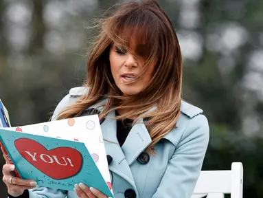 Gaya istri Presiden AS Melania Trump saat membacakan buku berjudul "You!" dalam perayaan Easter Egg Roll di Gedung Putih, Washington (4/2). Buku yang dibacakan untuk anak-anak ini ditulis oleh Sandra Magsamen. (AP Photo / Carolyn Kaster)