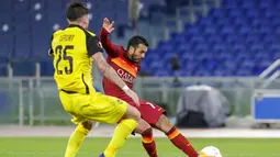 Pemain AS Roma Pedro (kanan) berebut bola dengan pemain Young Boys Jordan Lefort pada pertandingan Grup A Liga Europa di Olympic Stadium, Roma, Italia, Kamis (3/12/2020). AS Roma melaju ke babak 32 besar Liga Europa sebagai juara Grup A usai mengalahkan Young Boys 3-1. (AP Photo/Andrew Medichini)