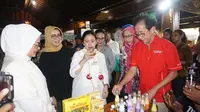 Menko PMK Puan Maharani didampingi Direktur Marketing PT Sido Muncul Irwan Hidaat meninjau stan pameran jamu di Pemkab Sukohaaro, Senin (18/3).(Liputan6.com/Fajar Abrori)