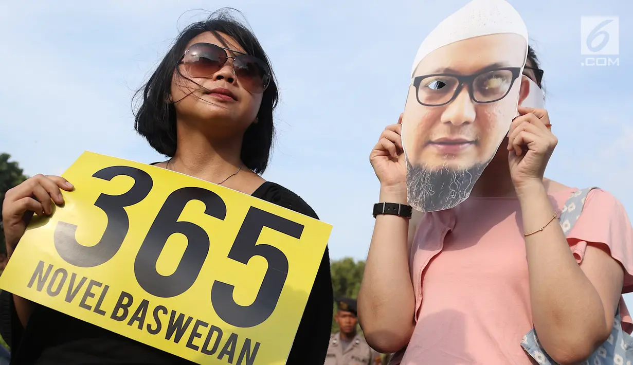 Peserta Aksi 365 membawa poster dan topeng menuntut kasus Novel Baswedan yang tak kunjung terungkap, seberang Istana Negara, Jakarta, Rabu (11/4). (Liputan6.com/Immanuel Antonius)