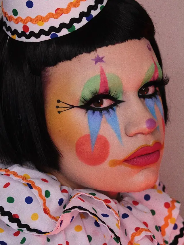 Beauty Influencer yang Terkenal Punya Skill Makeup Unik