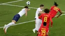 Pemain timnas Inggris, John Stones melakukan sundulan saat berebut bola dengan pemain Belgia, Dedryck Boyata pada laga terakhir Grup G di Stadion Kaliningrad, Kamis (28/6). Belgia menutup fase grup Piala Dunia 2018 dengan kemenangan 1-0. (AP/Michael Sohn)