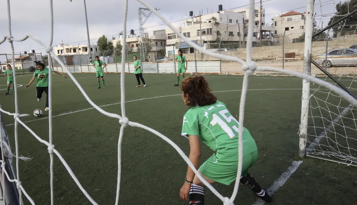 Kiper tim putri klub sepak bola Beit Umar Palestina menjaga gawangnya saat mengikuti sesi latihan di desa Beit Umar utara kota Hebron, Tepi Barat (2/101/2021). (AFP/Hazem Bader)