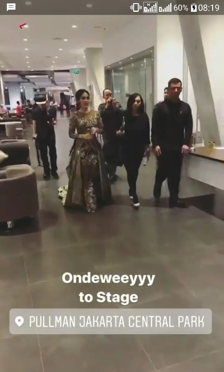 Penampilan Syahrini yang cetar saat mengisi sebuah acara di hotel. (Instagram/princessyahrini)