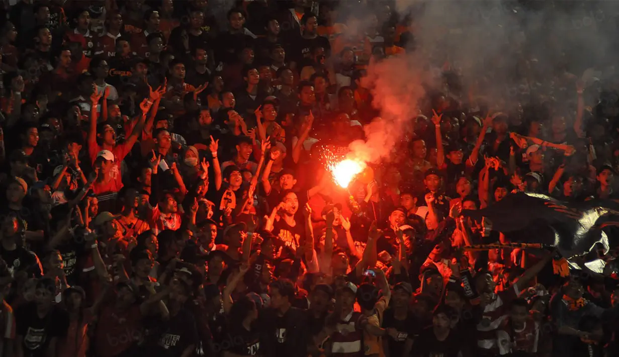 The Jakmania, mendukung Persija Jakarta saat melawan Persib Bandung pada laga Torabika Soccer Championship 2016 di Stadion Manahan, Jawa Tengah, Sabtu (5/11/2016). Kedua tim bermain imbang 0-0. (Bola.com/Romi Syahputra)