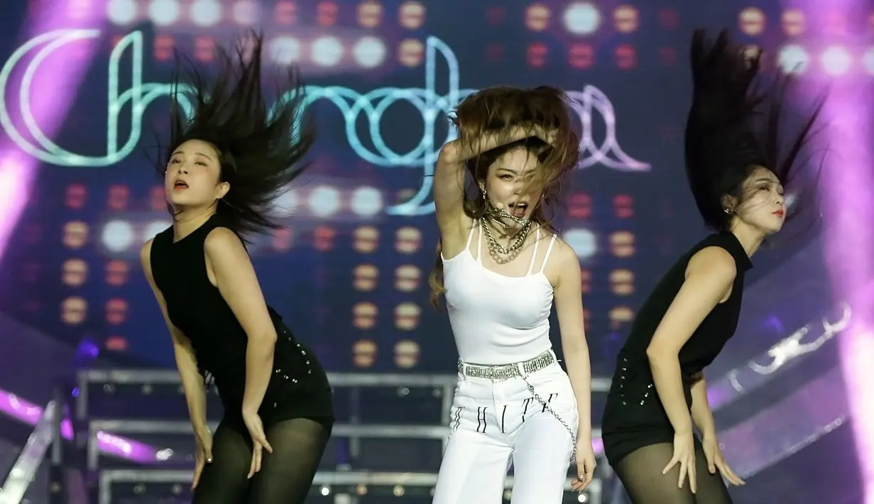 Chung Ha tampil di Smarfren WOW Concert 2019, di Istora Senayan, Jakarta Jumat (21/9/2019).(Bambang E. Ros/Fimela.com)