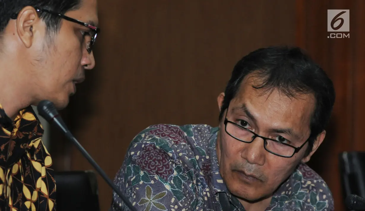 Wakil Ketua KPK Saut Situmorang (kanan) didampinggi Jubir KPK Febri Diansyah saat memberi keterangan terkait  status tersangka yang menjerat Bupati Malang Rendra Kresna di Gedung KPK, Jakarta, Kamis (11/10). (Merdeka.com/Dwi Narwoko)