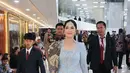 Tampil fresh dan awet muda, Annisa Pohan kenakan kebaya round neck dengan kain Batik. Senada dengan kebayanya, ia lengkapi tampilan dengan sling back pump dari Dior dengan warna senada [@annisayudhoyono]