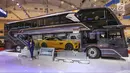Sebuah bus single doubel decker (SDD) mengangkut mobil sport dipamerkan dalam gelaran GIIAS 2019 di ICE BSD, Tangerang, Jumat (19/9/2019). Bus SDD, Adiputro berkapasitas 70 penumpang yang dimodifikasi untuk bagasi ektra lebar mengangkut mobil sport atau sedan. (Liputan6.com/Ferbian Pradolo)